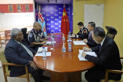 驻斐济大使周剑到任拜会斐代理警察总监周方朱科